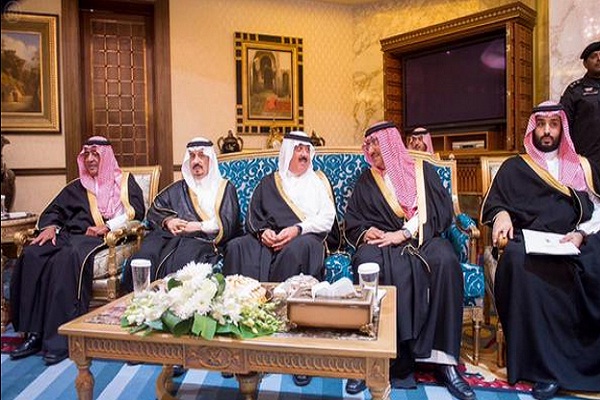 عدد من المسؤولين السعوديين الذين حضروا اللقاء