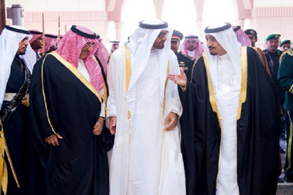 الملك سلمان والشيخ محمد بن زايد برفقتهما الأمير محمد بن نايف
