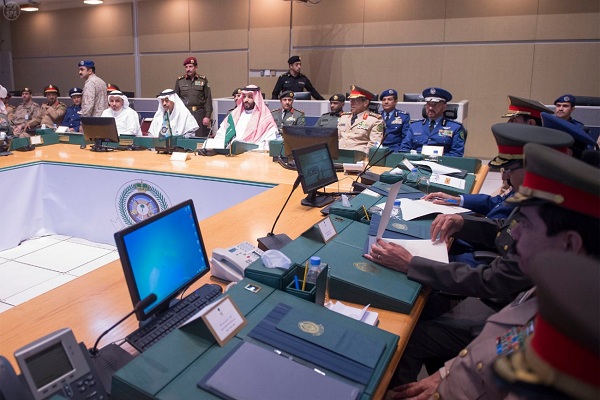 وزير الدفاع السعودي يبحث جاهزية القوات المسلحة