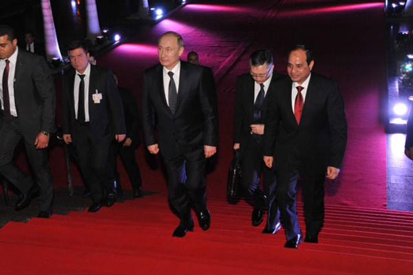 على السجاد الأحمر يدخل الزعيمان الروسي والمصري دارالأوبرا المصرية