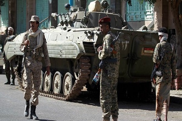 أفراد من قوات الشرطة اليمنية الموالية للحوثيين يحرسون القصر الرئاسي.
