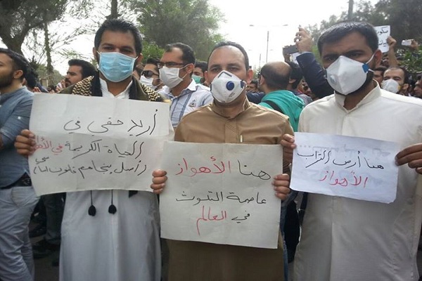 أهوازيون يحتجون على اهمال السلطات الايرانية معالجة التلوث في اقليمهم