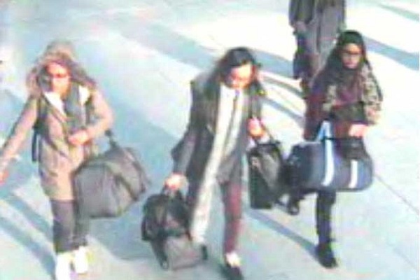 صورة وزعتها الشرطة للفتيات الثلاث في مطار غاتويك 