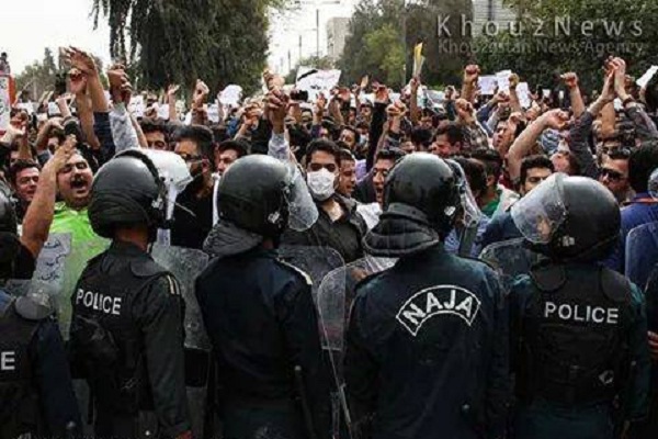  الشرطة الايرانية تحيط بالمتظاهرين في الأهواز