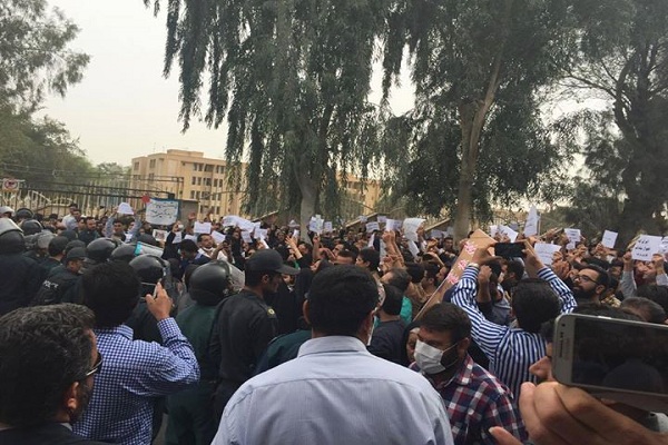  متظاهرون أهوازيون ضد إهمال السلطات لإقليمهم