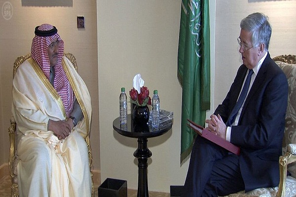 الأمير محمد بن نايف مع وزير الدفاع البريطاني
