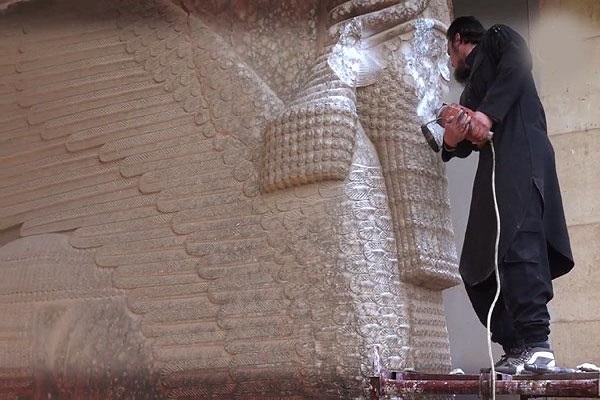 داعش يدمر تمثالا اشوريا ضخما في متحف الموصل التاريخي