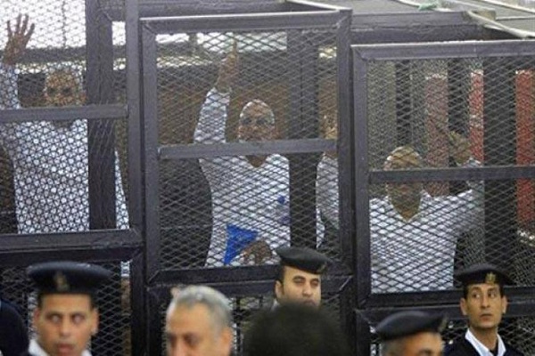 الإعدام لأربعة والمؤبد لـ14 قياديًا إخوانيًا بينهم المرشد