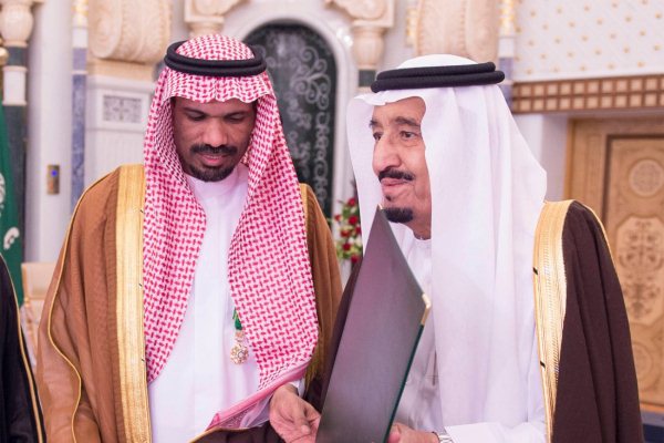 العاهل السعودي يقلد الخالدي وسام الملك عبدالعزيز