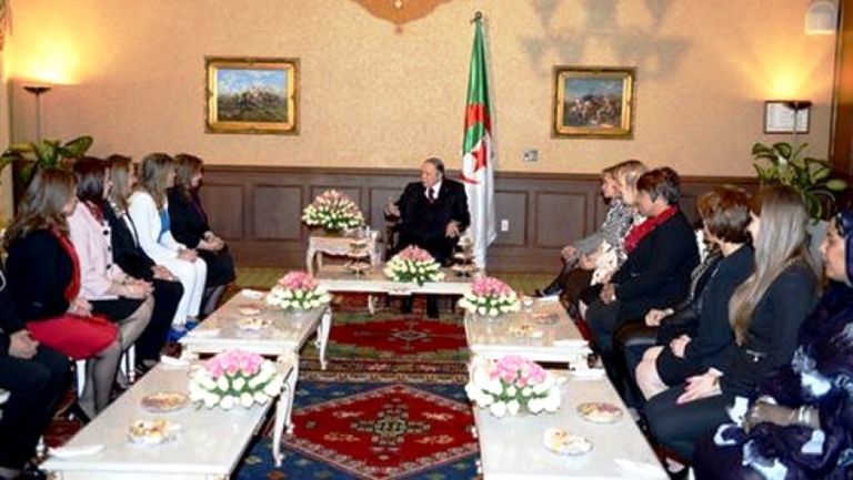 الرئيس بوتفليقة يستقبل نساء جزائريات بمناسبة اليوم العالم للمرأة - صورة لوكالة الأنباء الجزائرية 