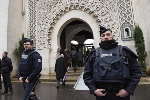 عناصر من الشرطة الفرنسية أمام أحد المساجد