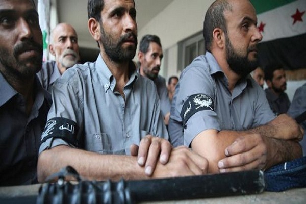  افراد من الشرطة السورية الحرة أثناء التدريب 