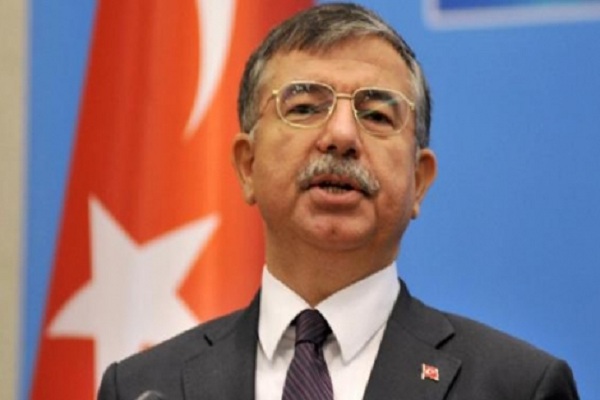 وزير الدفاع التركي عصمت يلماز