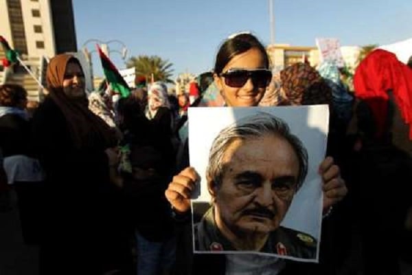 شابة ترفع صورة للواء المنشق خليفة حفتر خلال تظاهرة مؤيدة له في بنغازي