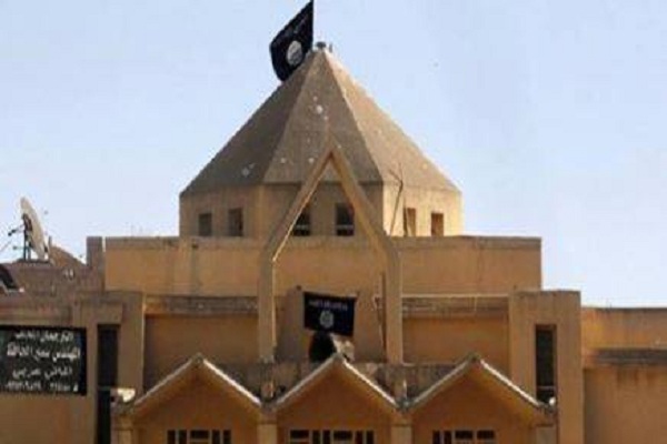 داعش يرفع رايته بدل صليب احدى كنائس الموصل