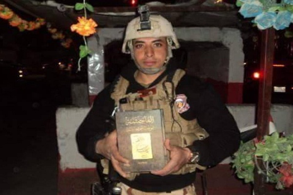 مسلح عراقي يحمل كتاب 