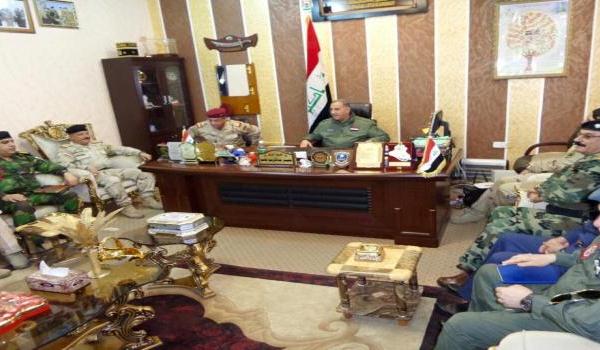 وزير الدفاع العراقي مجتمعًا مع قادة البصرة