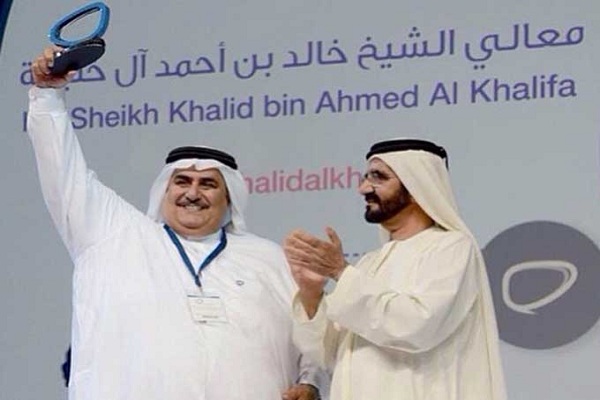 محمد بن راشد سلم الجائزة لعميد الدبلوماسية البحرينية 