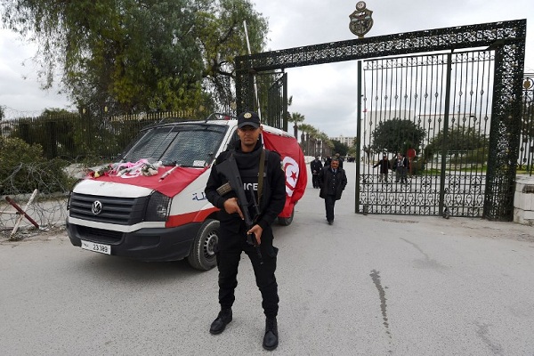 شرطي تونسي يقف على مدخل متحف باردو