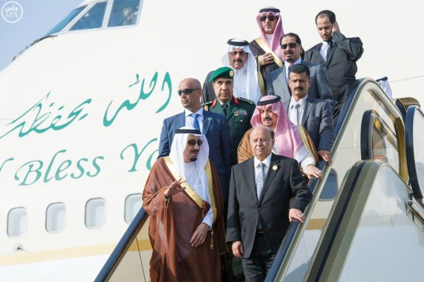 الرئيس اليمني مرافقًا الملك سلمان من شرم الشيخ إلى السعودية