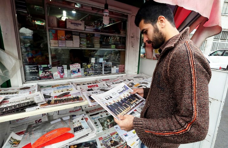 مواطن إيراني يتصفح جرائد بلاده - ارشيف AFP