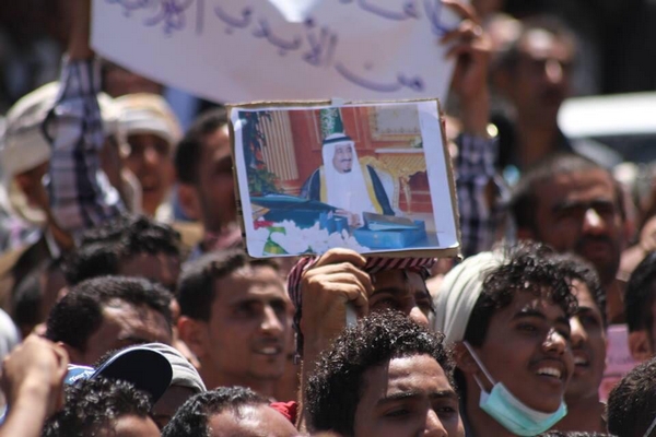 الشعب اليمني يرفع صور الملك سلمان بعد قرار الضربة
