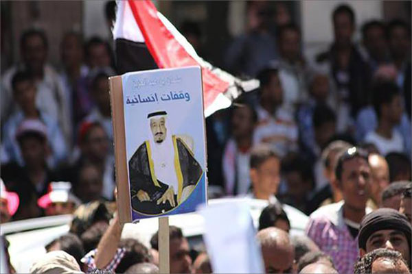 متظاهرون في تعز رفعوا علم السعودية وصورة ملكها تعبيرا عن تأييد عملية 