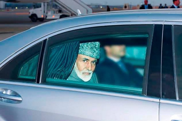 السلطان في سيارته في الطريق إلى قصره