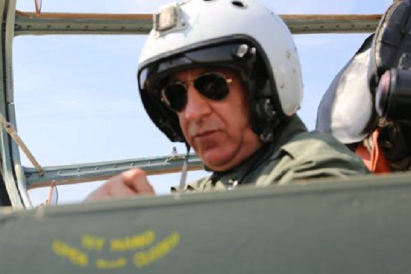 وزير الدفاع العراقي يقود طائرة حربية لقصف مواقع داعش في صلاح الدين