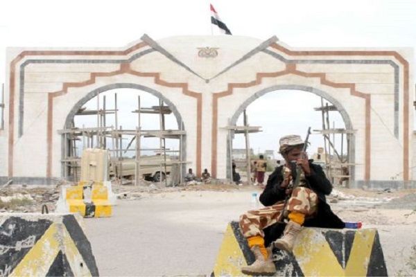 مسلح مناهض للحوثيين يجلس فوق حاجز أسمنتي أمام قاعدة العناد الجوية شمالي عدن 