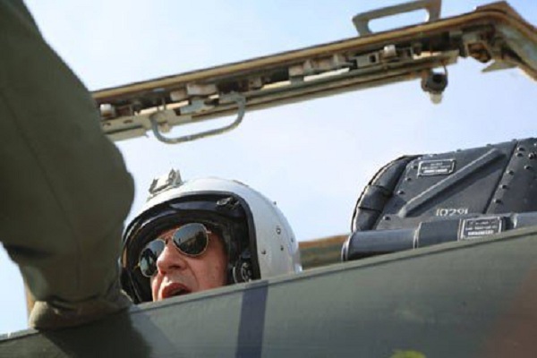 وزير الدفاع العراقي يقود طائرة حربية لقصف مواقع داعش في تكريت