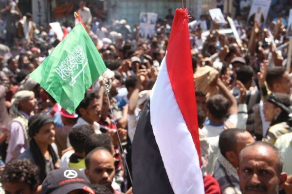 يمنيون يرفعون العلم السعودي في تعز