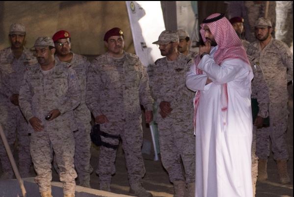 وزير الدفاع السعودي خلال زيارة لقاعدة عسكرية