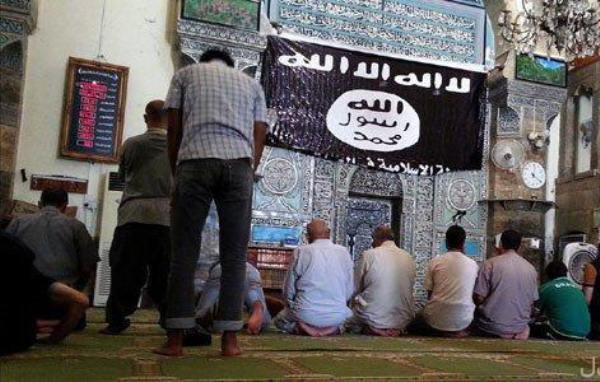 عناصر من داعش في أحد مساجد الموصل