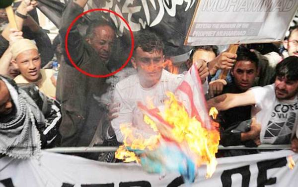 حسين يظهر بالدائرة خلال احتجاج (ديلي ميل)