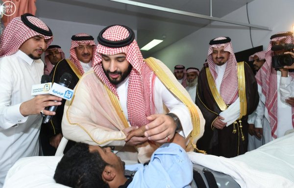 وزير الدفاع الأمير محمد بن سلمان يزور أفراد القوات المسلحة في مستشفى عسير المركزي