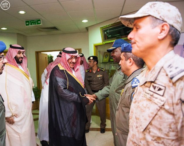 ولي ولي العهد وسمو وزير الدفاع يصلان إلى قاعدة الملك خالد الجوية في خميس مشيط