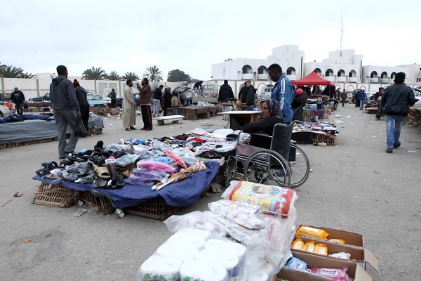 سوق شعبي على ارض احد قصور الزعيم الليبي المخلوع في بنغازي