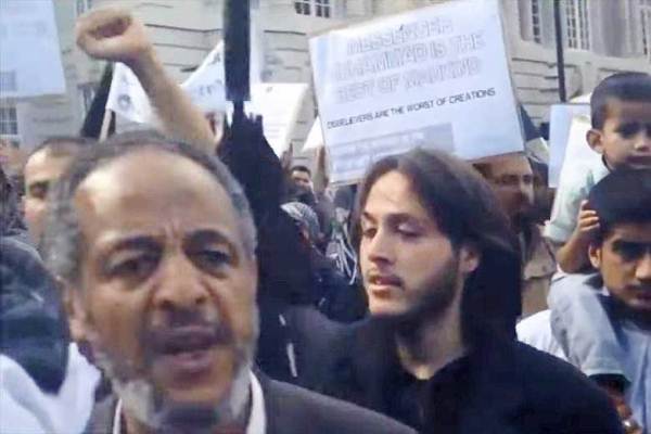 عباسي حسين خلال مشاركته باحتجاج امام السفارة الاميركية