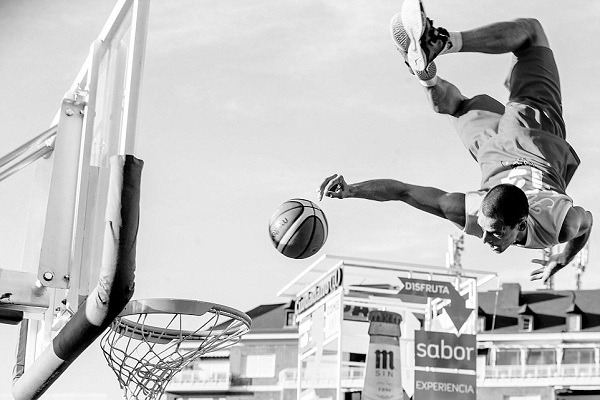 صورة التقطها مصور إسباني تجمد حركة لاعب كرة سلة