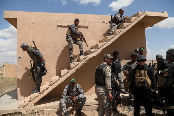 عسكريون عراقيون في أحد منازل تكريت