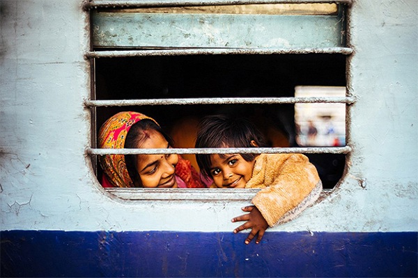 مصور من هونغ كونغ يصور لحظات انتظار أم وابنها في القطار