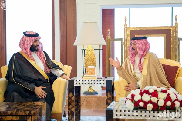 ملك البحرين مستقبلًا وزير الدفاع السعودي