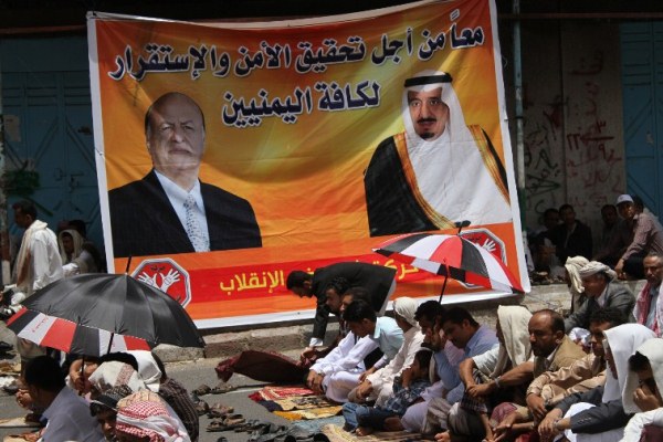 يمنيون في تعز خلال صلاة الجمعة