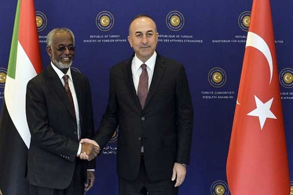 وزير خارجية تركيا ونظيره السوداني خلال مؤتمرهما الصحافي