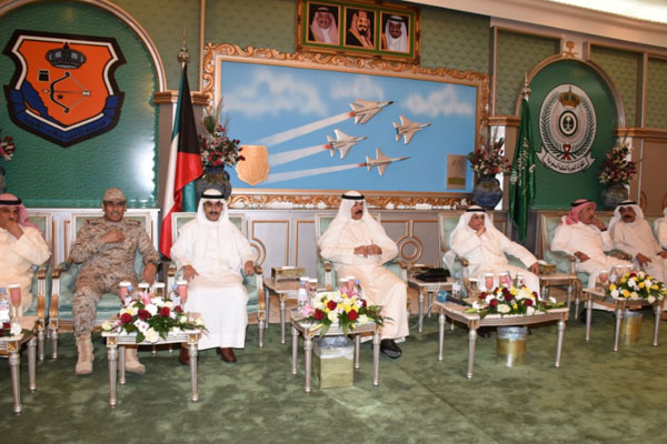 الوزيران الكويتيان استمعا إلى شرح من القادة عن المهام القتالية 