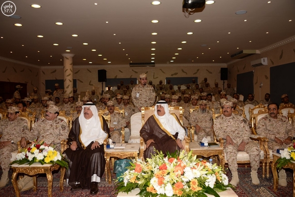 الأمير متعب بن عبدالله خلال لقائه قيادات الحرس الوطني