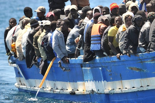 خلاف طائفي بين المهاجرين في البحر