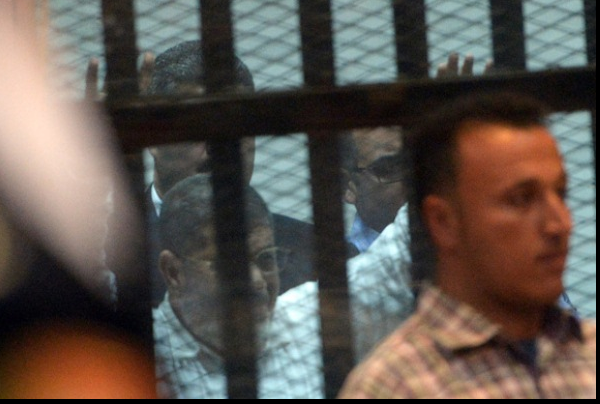 الرئيس المصري المعزول محمد مرسي في المحكمة الأسبوع الماضي-أ.ف.ب