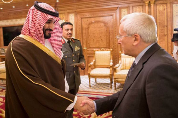وزير الدفاع السعودي مستقبلًا رئيس العراق فؤاد معصوم